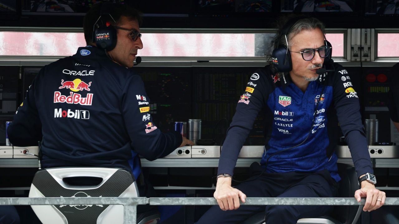 Pierre Waché y Laurent Mekies, vestidos con ropa corporativa de Red Bull en el muro de boxes del equipo.
