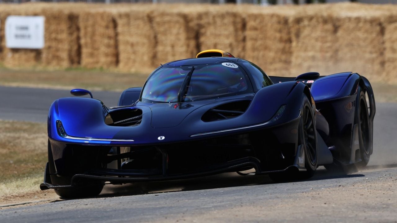 Red Bull RB17 rueda en el circuito de Goodwood.