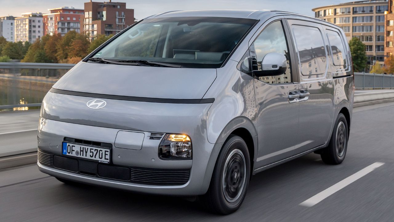 Hyundai STARIA Cargo debuta en París con 800 Voltios y 450 km de autonomía para plantar cara a la nueva Renault Trafic