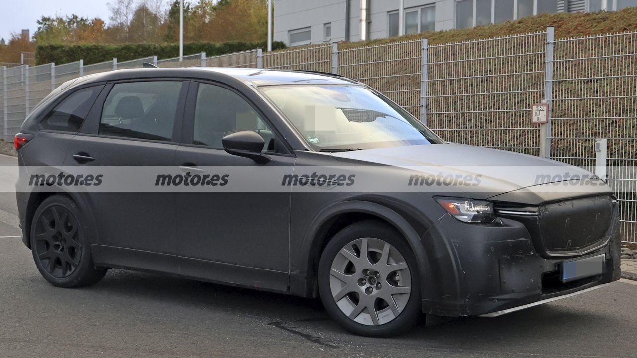 La mula del supuesto mazda eléctrico cazado en nürburgring apunta a un nuevo suv de jaguar o land rover 5