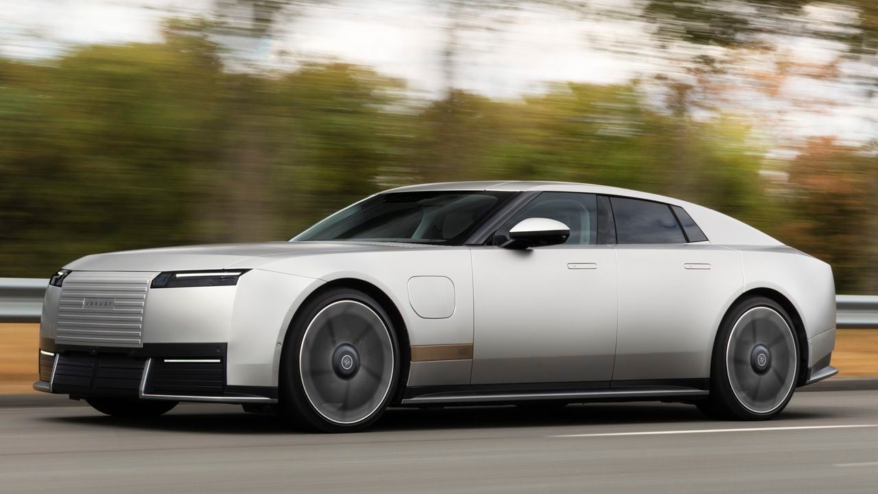 Jaguar convierte su polémica reinvención en un coche real: así es el nuevo Type 01 eléctrico