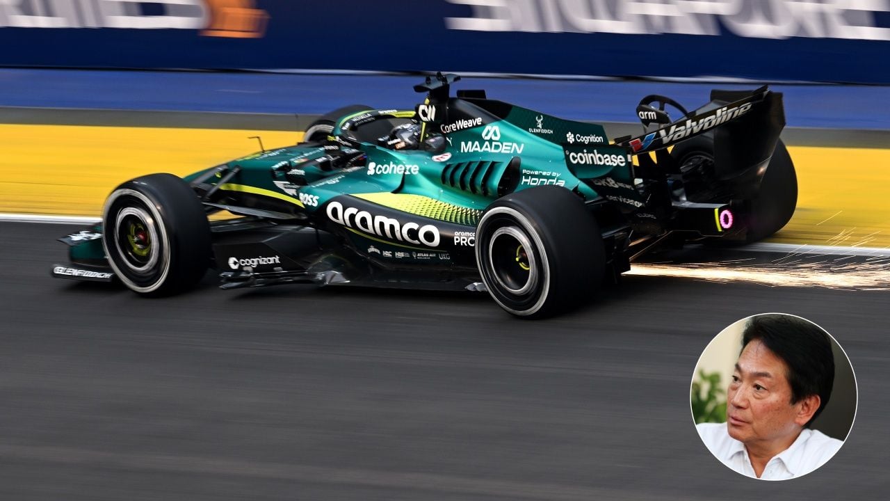 Aston Martin AMR26 en el circuito de Singapur, con el rostro de Koji Watanabe en un círculo situado en la esquina inferior derecha.