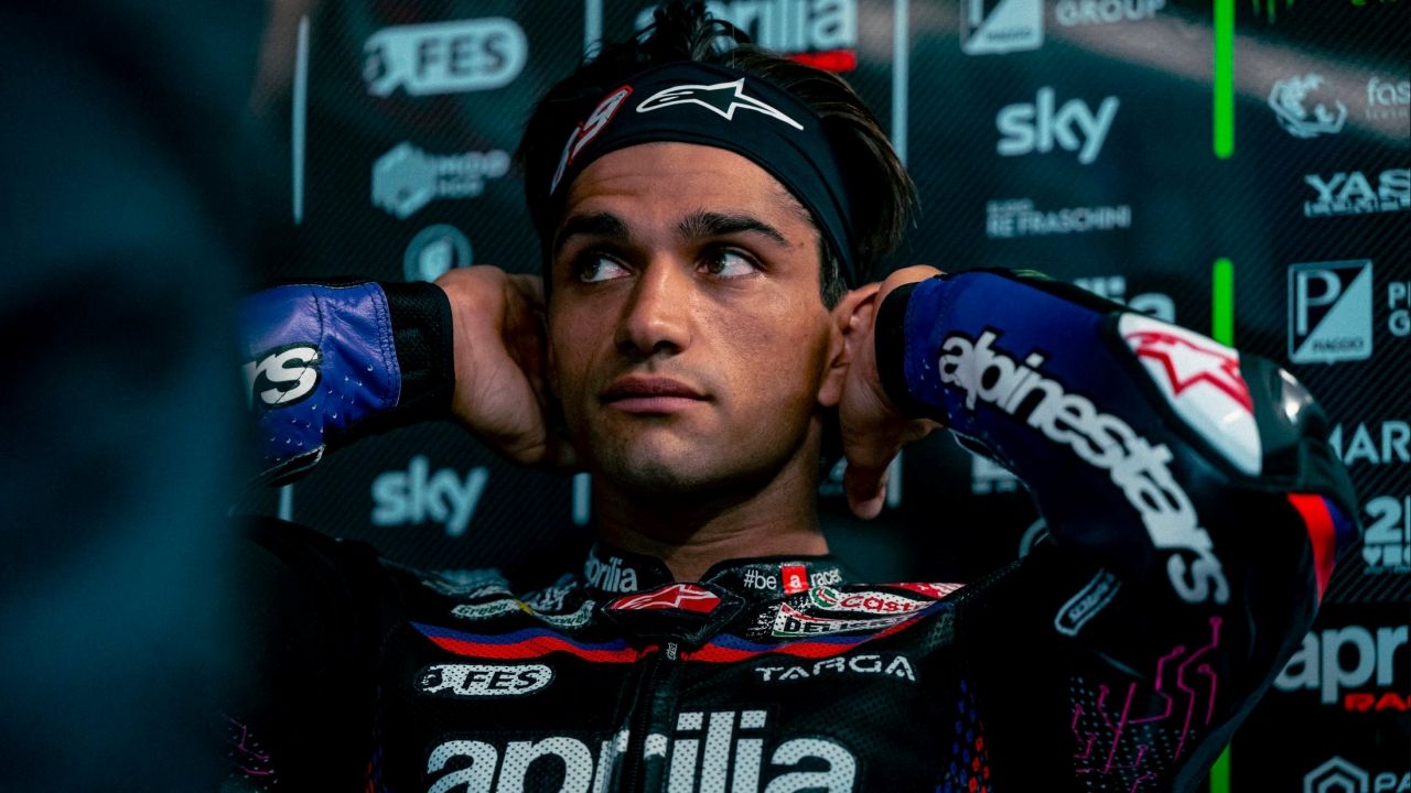 Jorge Martín, en el box del equipo Aprilia.