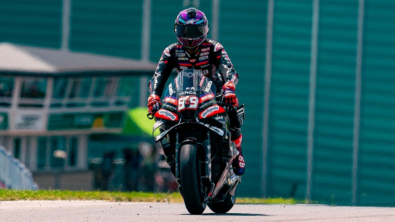Jorge Martín conduce la Aprilia de MotoGP.