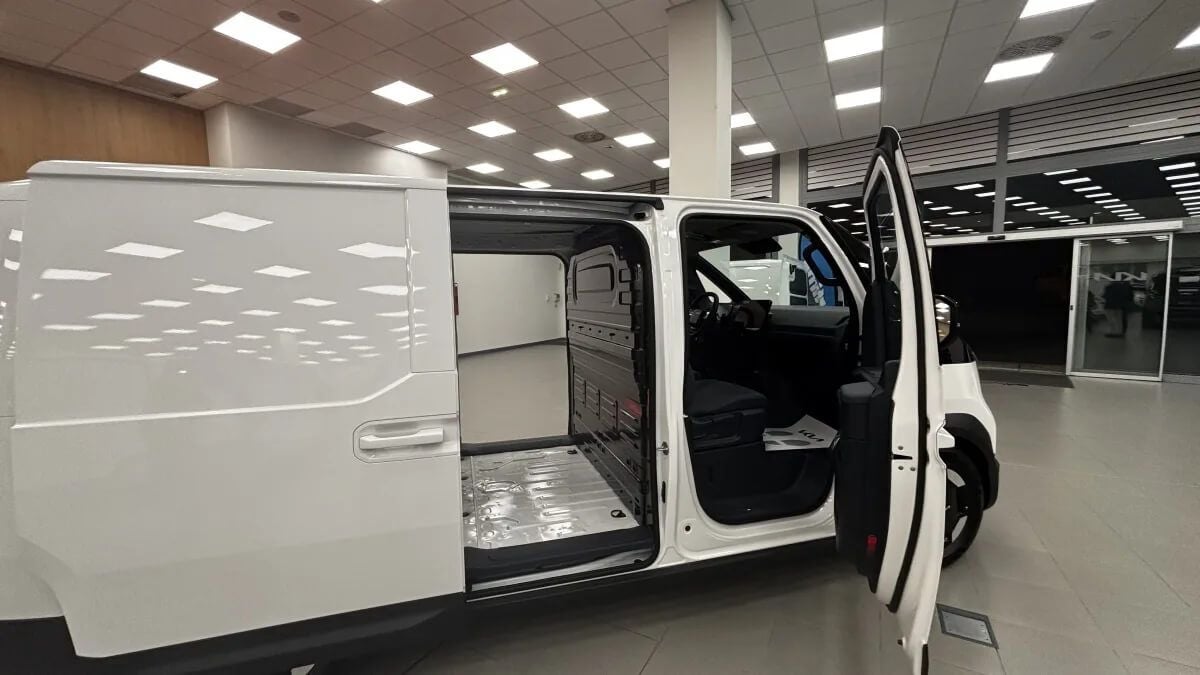 Kia PV5 Cargo con su espacio diáfano y su suelo bajo