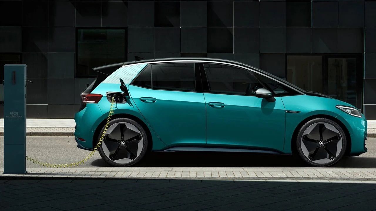 Las ayudas al coche eléctrico ya tienen comprometido el 71 % de los fondos y su futuro depende de las urnas