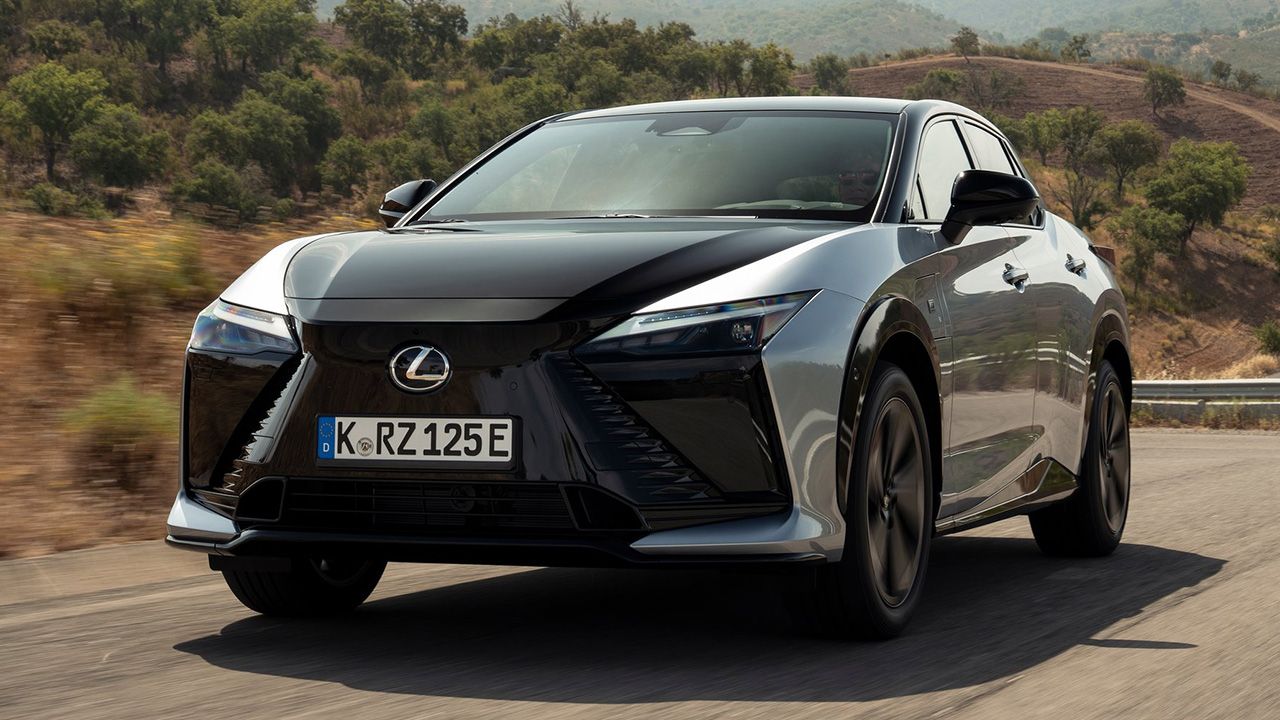 Lexus RZ con carrocería bicolor negro y gris circulando por carretera