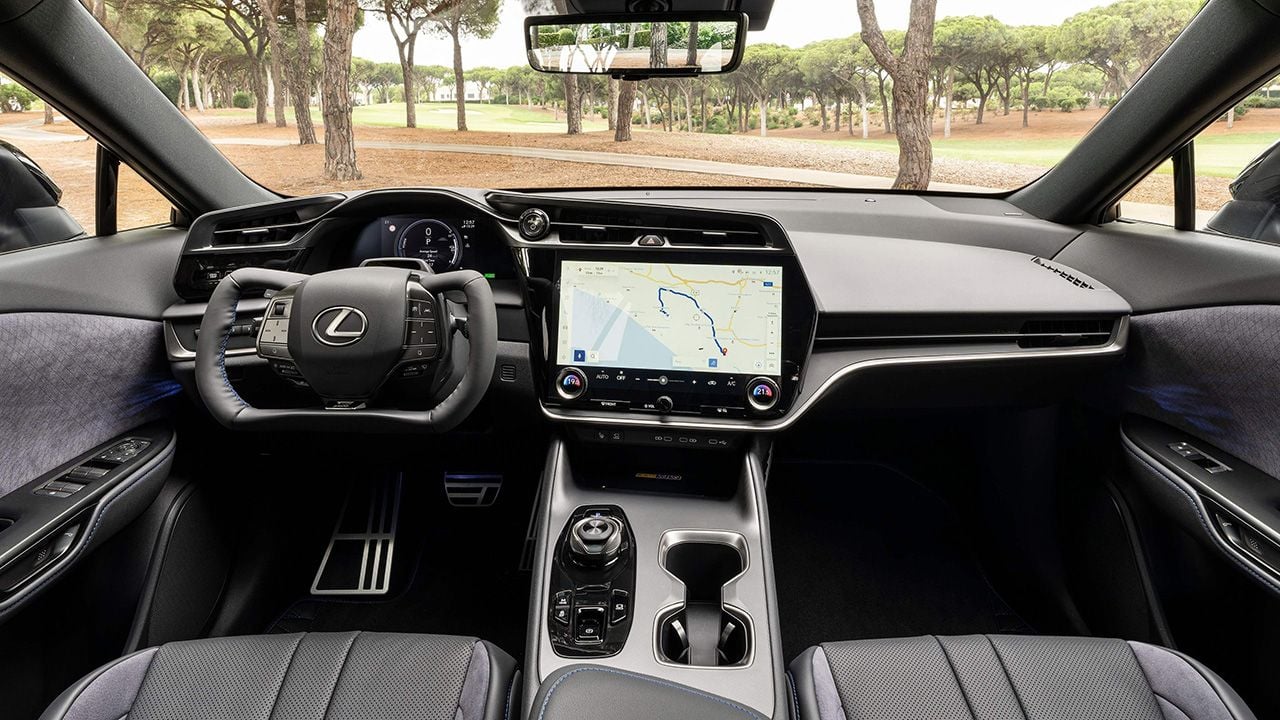 Interior del Lexus RZ con volante Yugo y dirección por cable