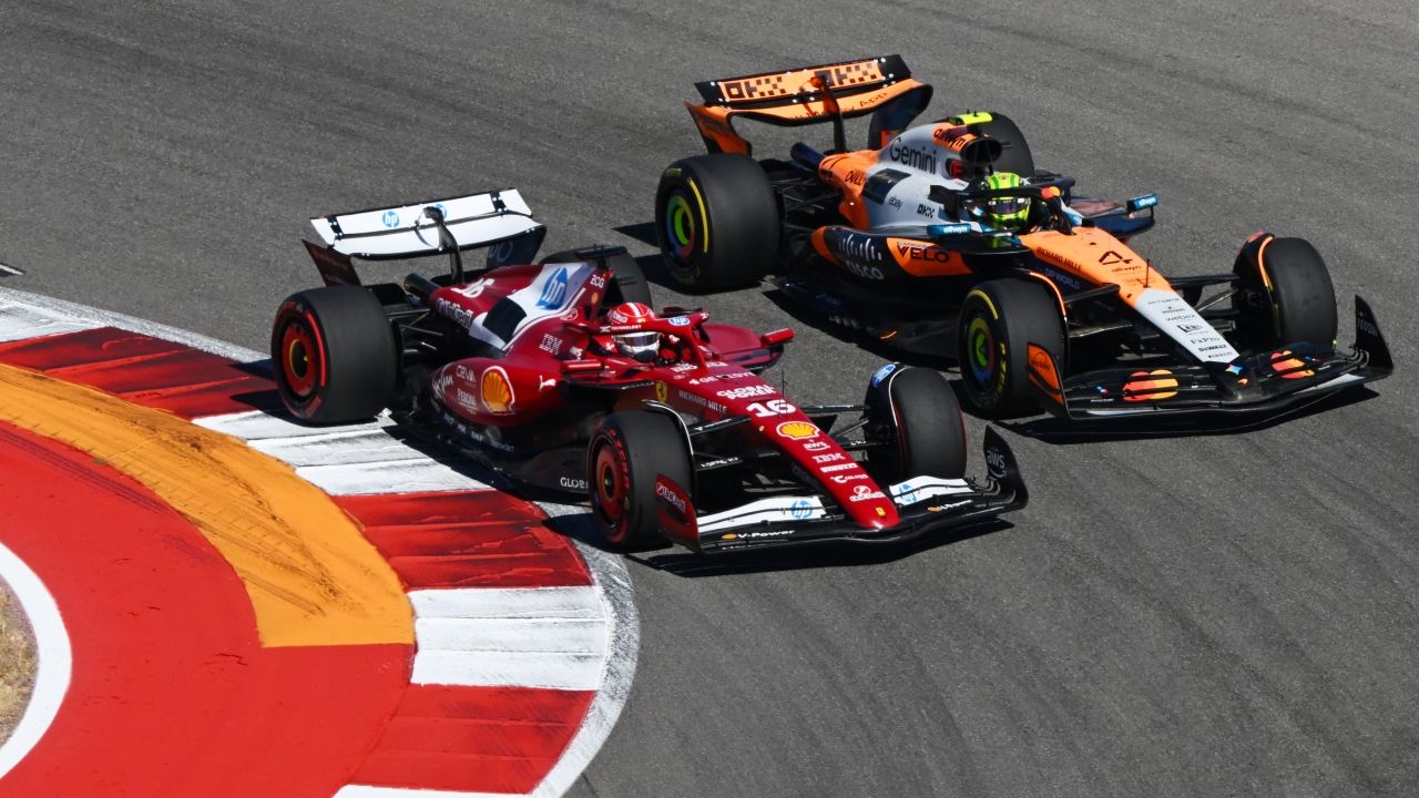Un Ferrari y un McLaren pugnan por posición en una curva del circuito de Austin.