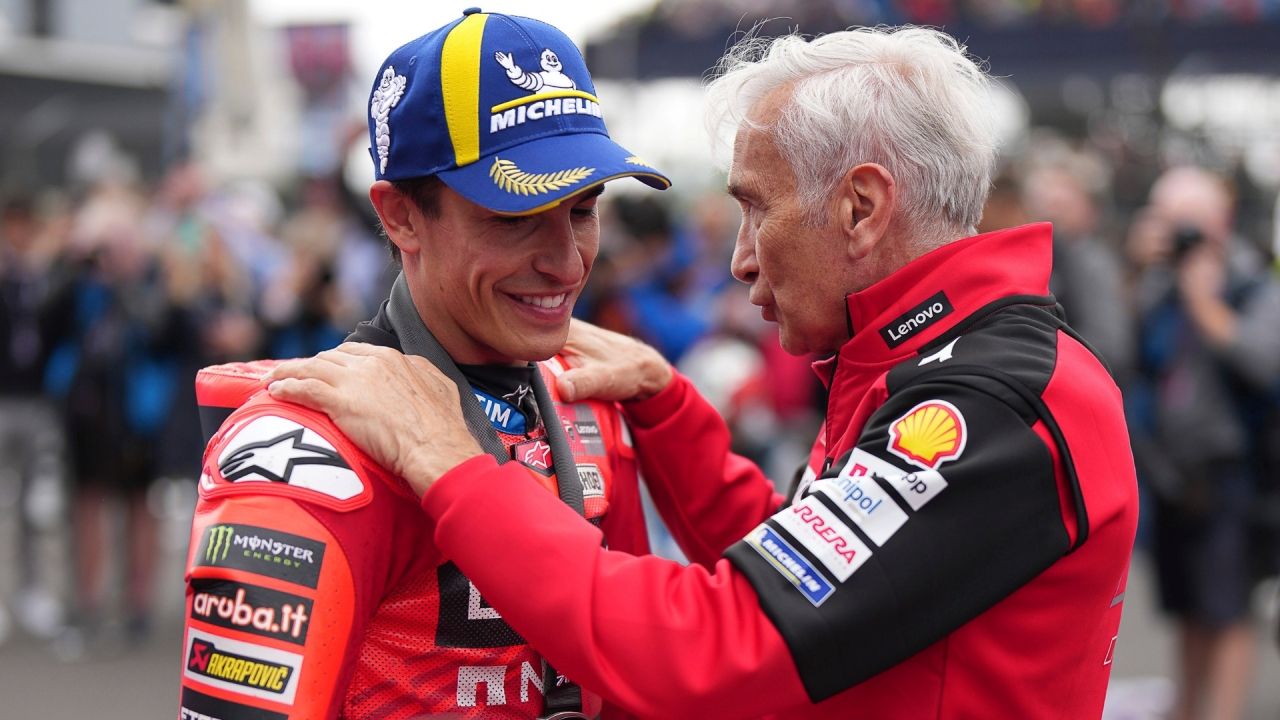 Davide Tardozzi felicita a Marc Márquez tras una de sus victorias.