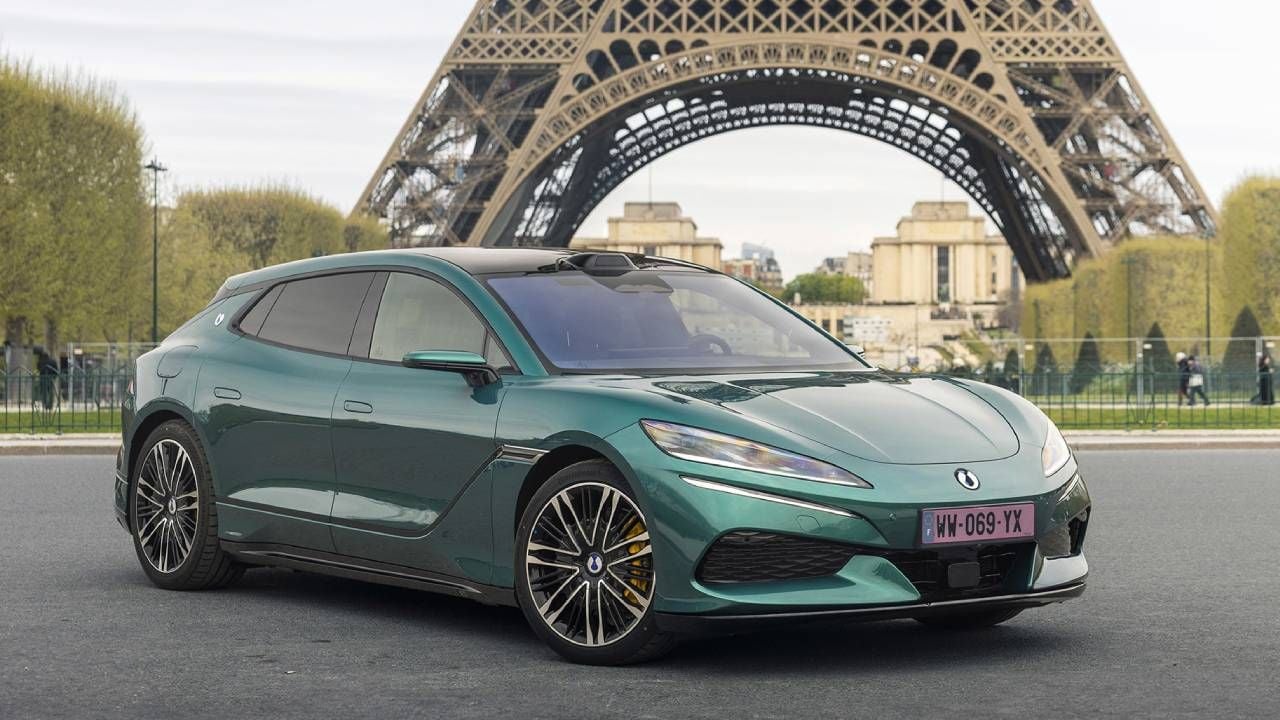 El Denza Z9 GT, frente a la Torre Eiffel de París.