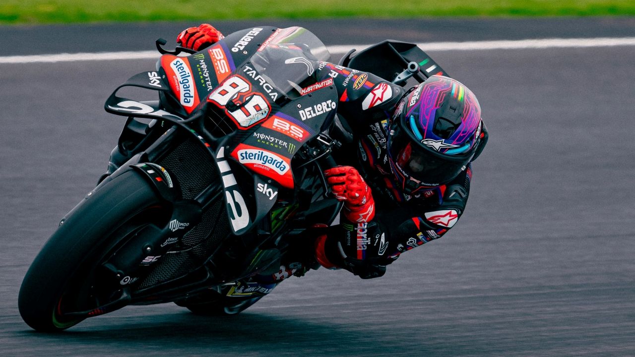 Jorge Martin conduce la Aprilia de MotoGP en el circuito de Phillip Island.