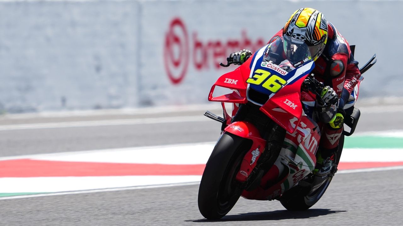 Joan Mir conduce la Honda de MotoGP en el circuito de Misano.