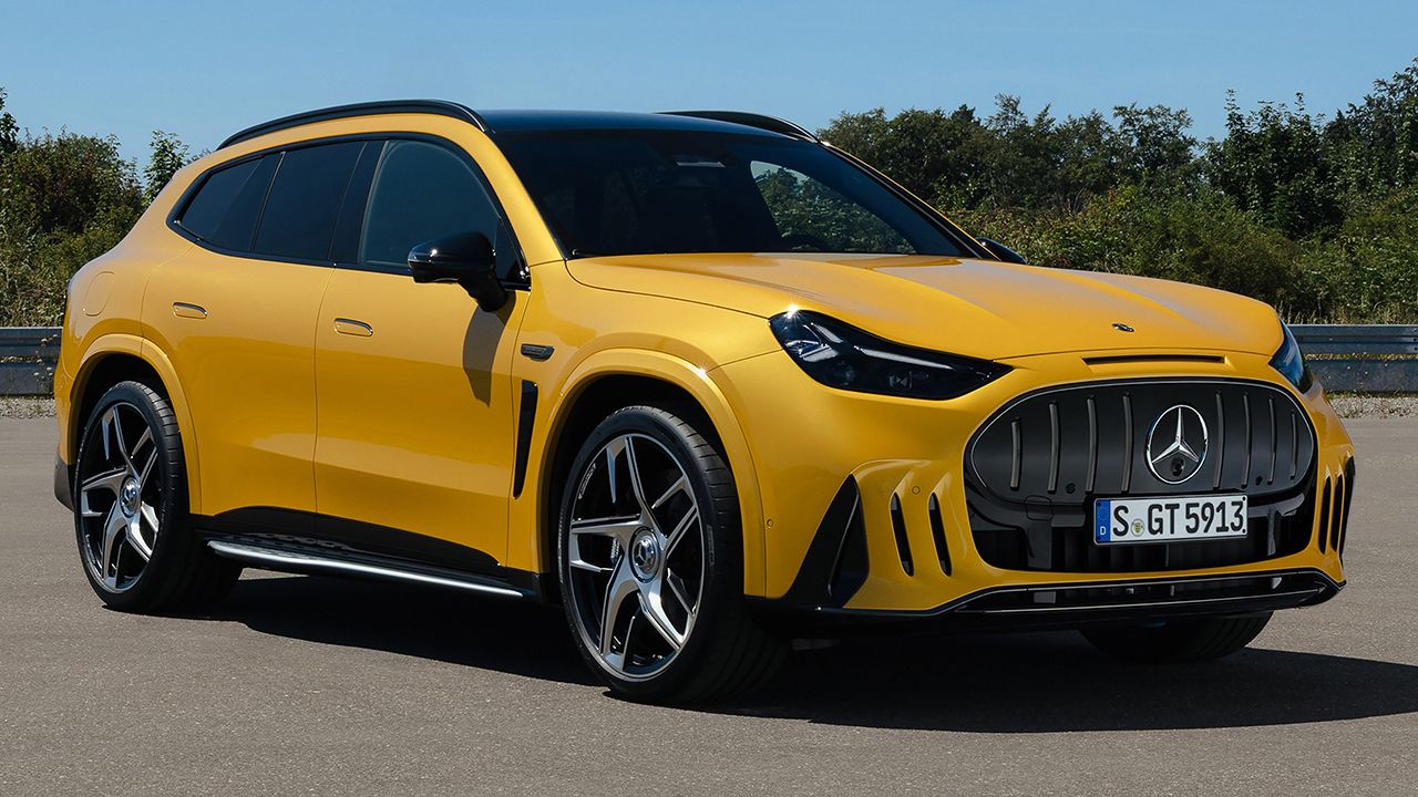 Vista frontal lateral del nuevo Mercedes-AMG GT eléctrico en color amarillo