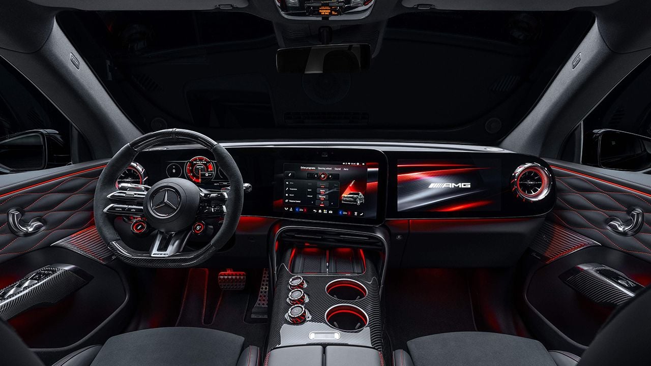 Vista del interior del nuevo Mercedes-AMG GT SUV con el sistema multimedia MBUX y tres pantallas en el salpicadero