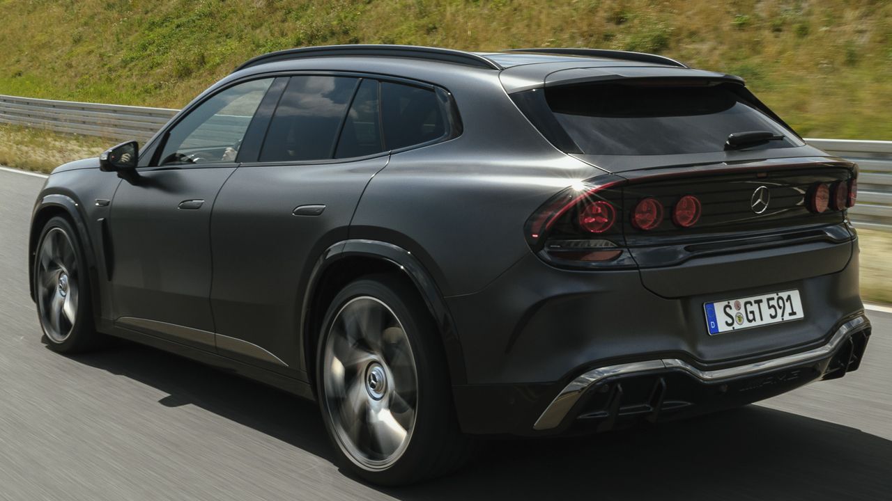 Vista tres cuartos trasera del nuevo Mercedes-AMG GT SUV.