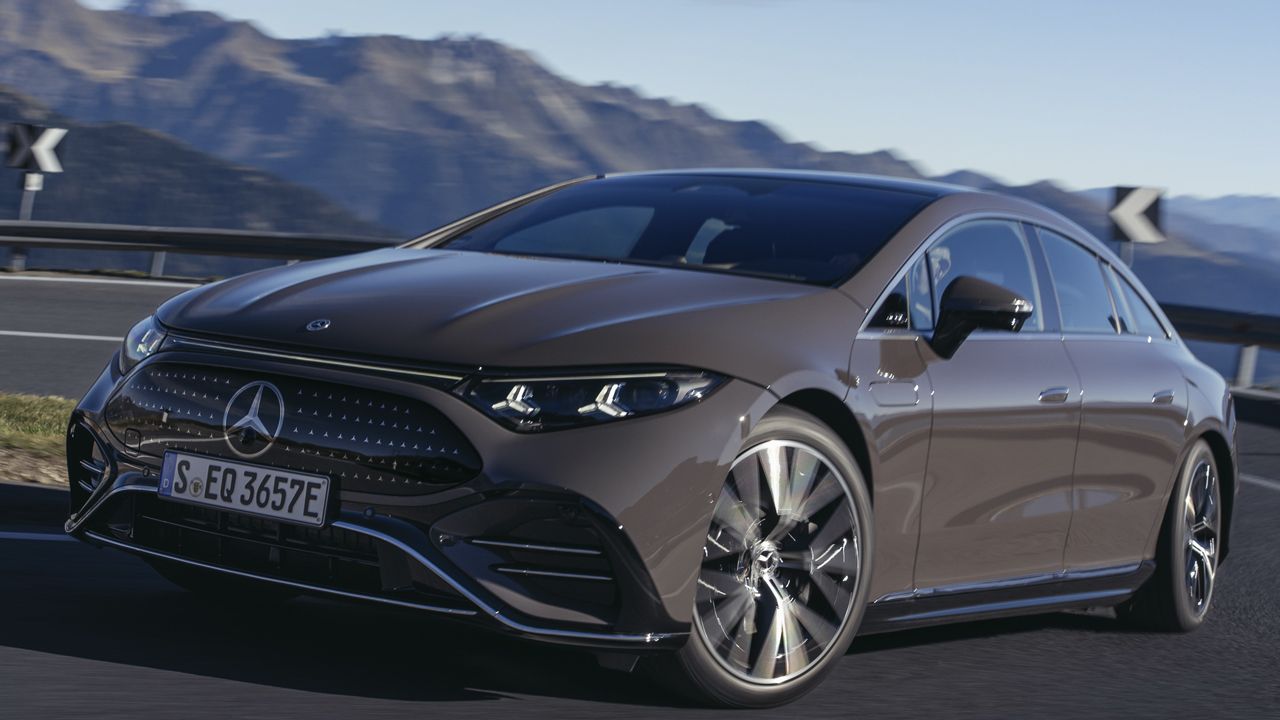 El Mercedes EQS estrena la dirección del futuro, una opción que cuesta casi 3.000 euros en Alemania