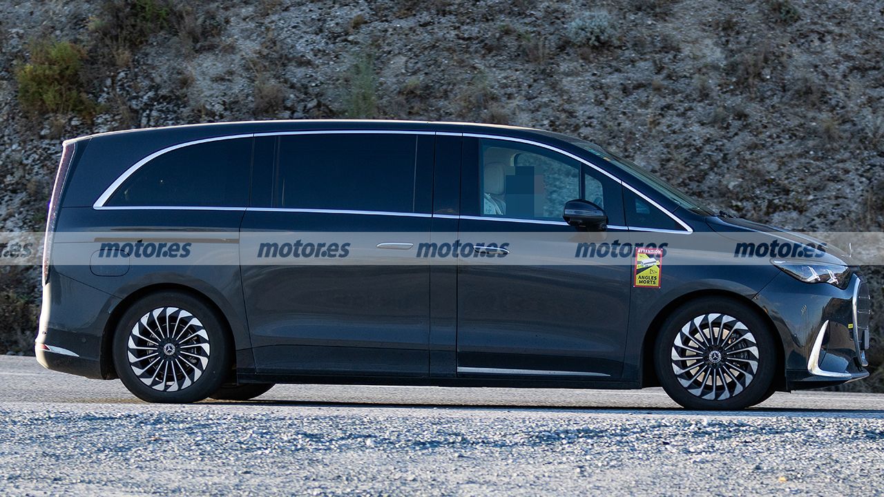 Vista lateral de un prototipo del Mercedes VLE Largo durante la fase de pruebas