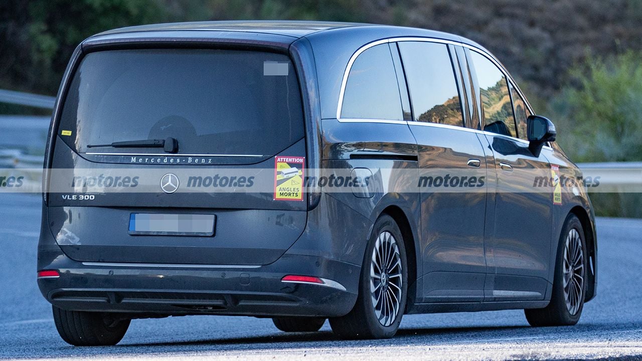 Vista posterior de un prototipo del nuevo Mercedes VLE 300 Largo durante pruebas de desarrollo.