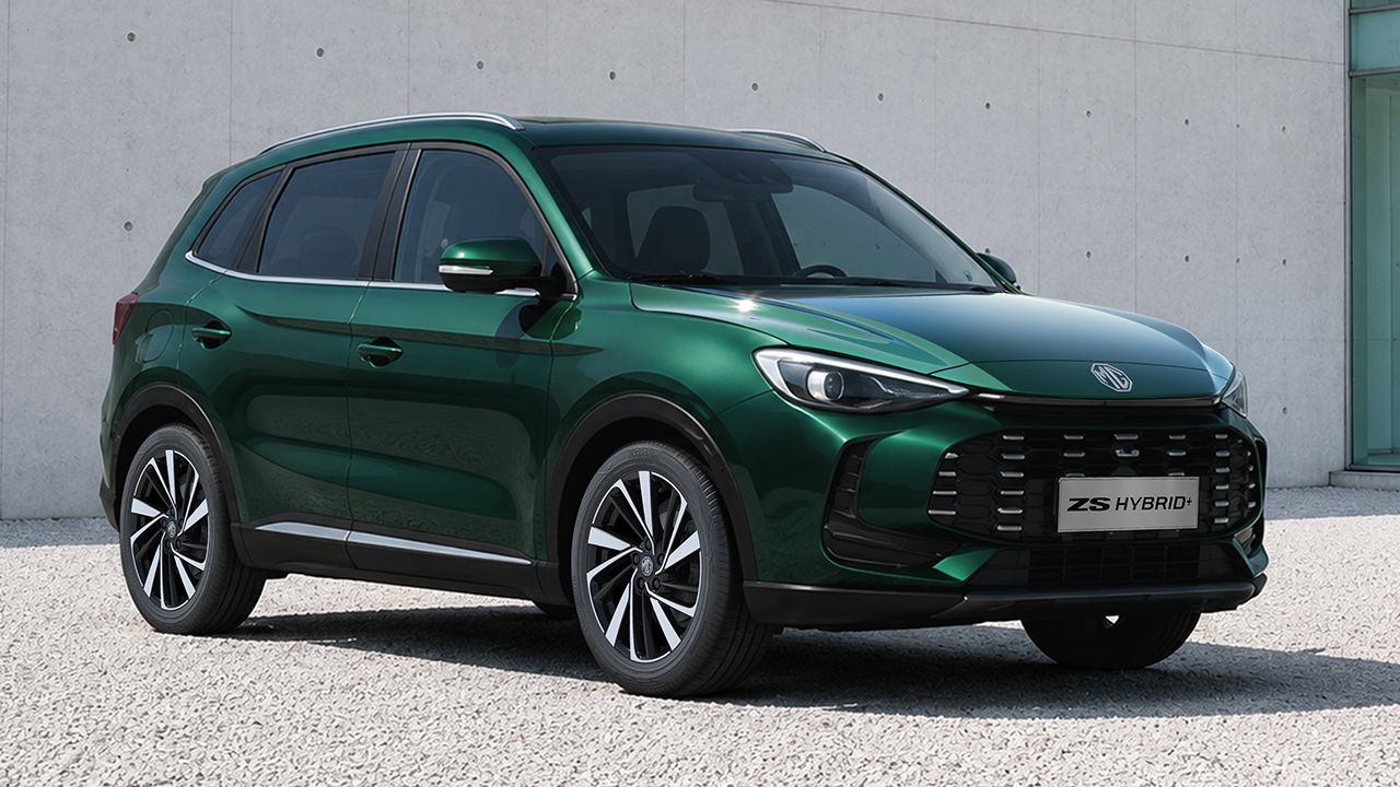 El MG ZS quiere conservar su corona: mejora el motor híbrido y gana refinamiento por dentro