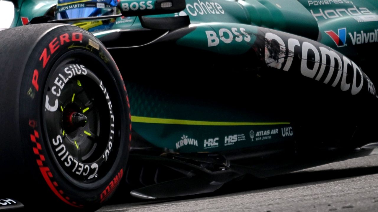 Zona media lateral del Aston Martin con daños en suelo, aditamentos aerodinámicos y pontón.