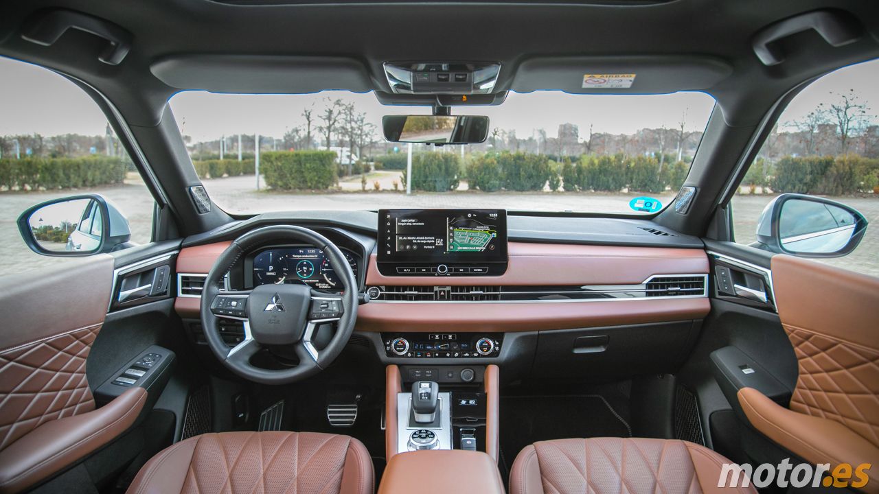 Vista del interior del Mitsubishi Outlander híbrido enchufable con tapicería de cuero, instrumentación digital y pantalla táctil
