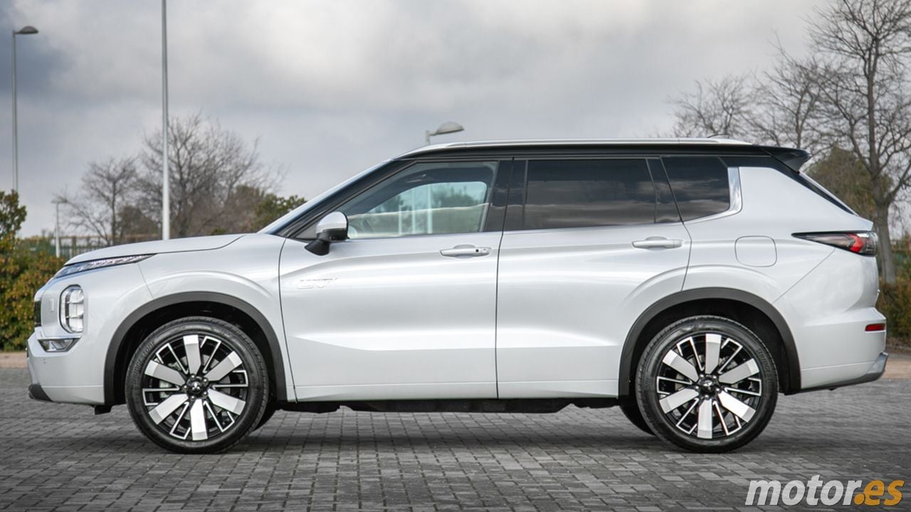 Vista lateral del Mitsubishi Outlander PHEV en color blanco con techo negro