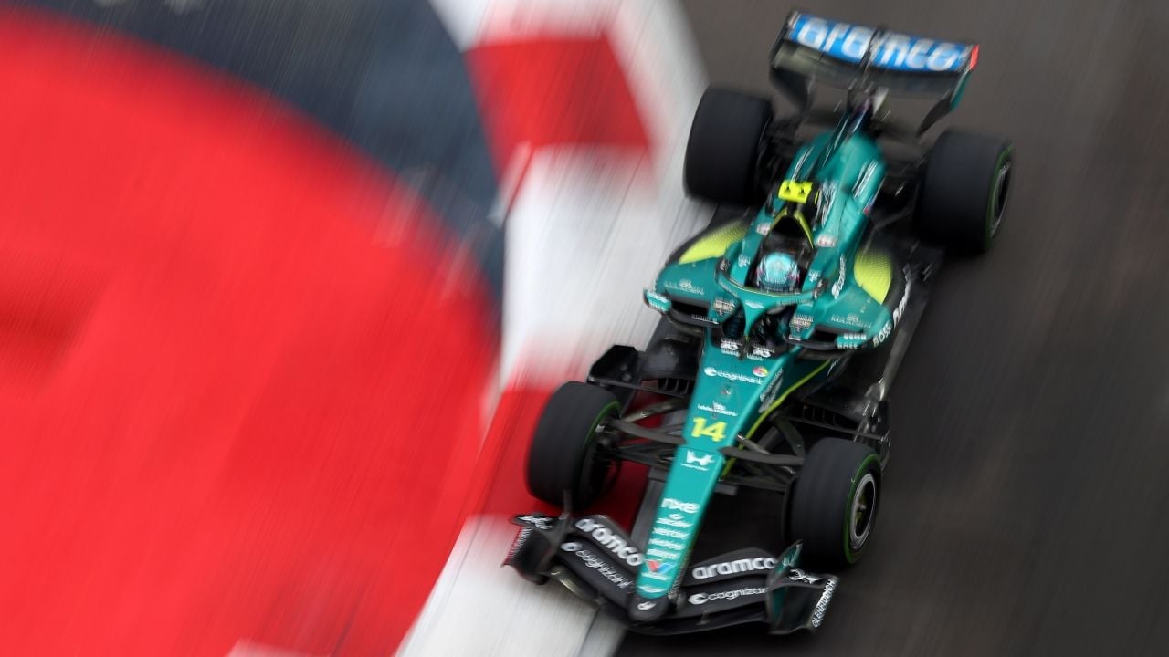Fernando Alonso, a bordo del Aston Martin de Fórmula 1 en el circuito de Singapur.