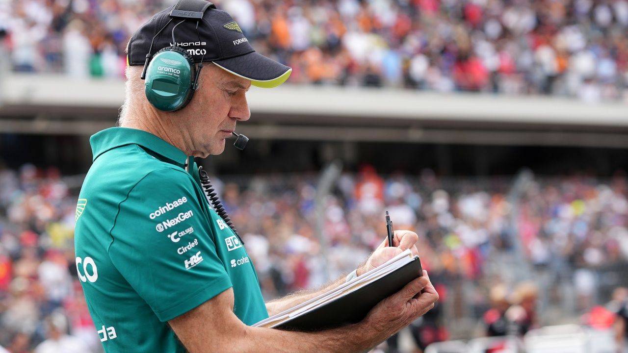 Adrian Newey escribe en su cuaderno minutos antes del comienzo del GP de Estados Unidos.