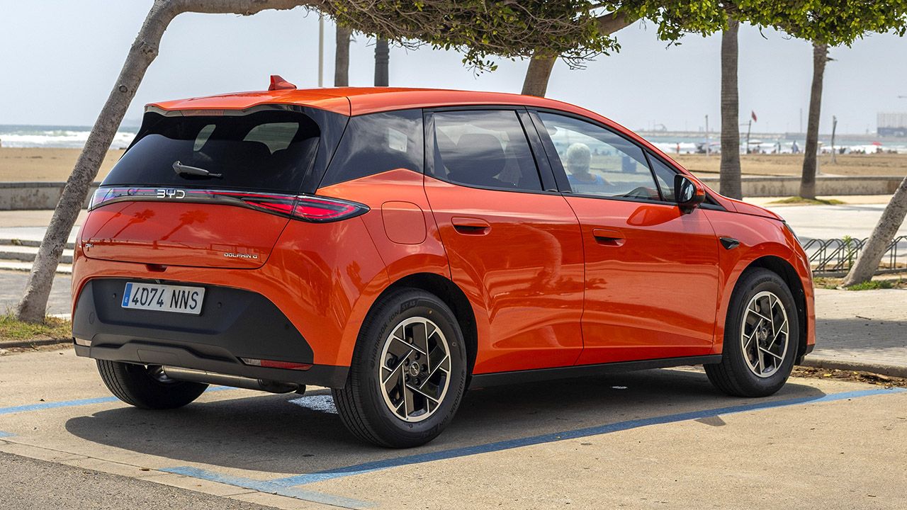 Vista lateral trasera del BYD Dolphin G DM-i en color Oragen Sunset