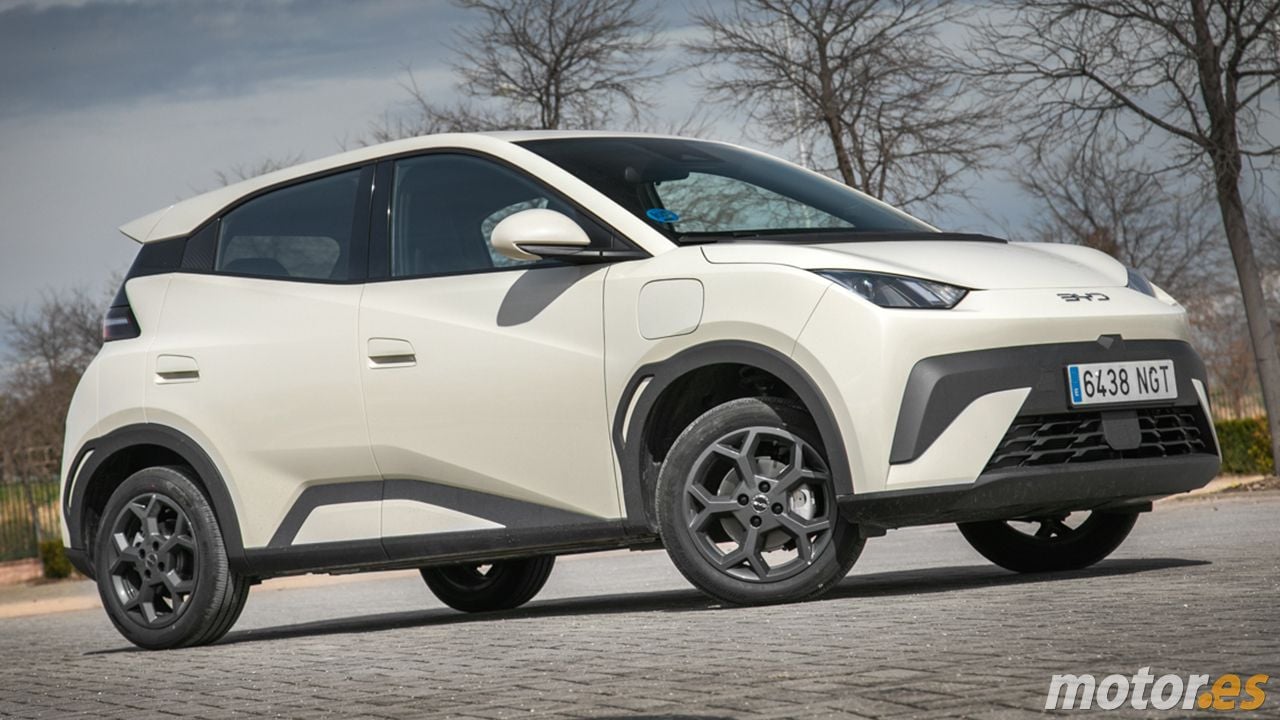 Vista lateral frontal del BYD Dolphin Surf con acabado Active y color blanco