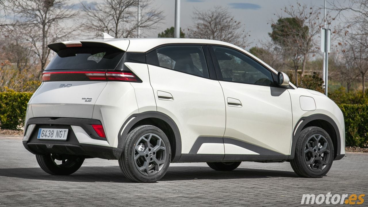 Vista trasera lateral del BYD Dolphin Surf Active en color blanco
