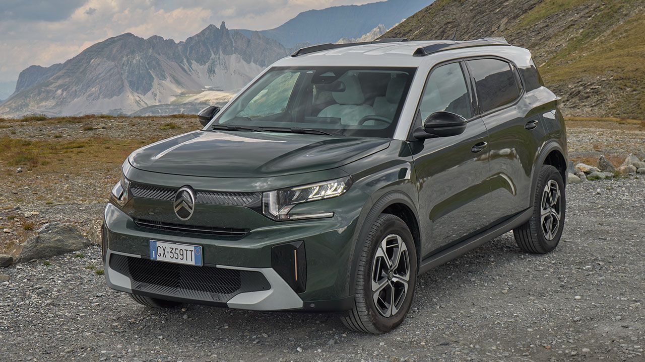 Vista frontal lateral del Citroën C3 Aircross de gasolina en la montaña