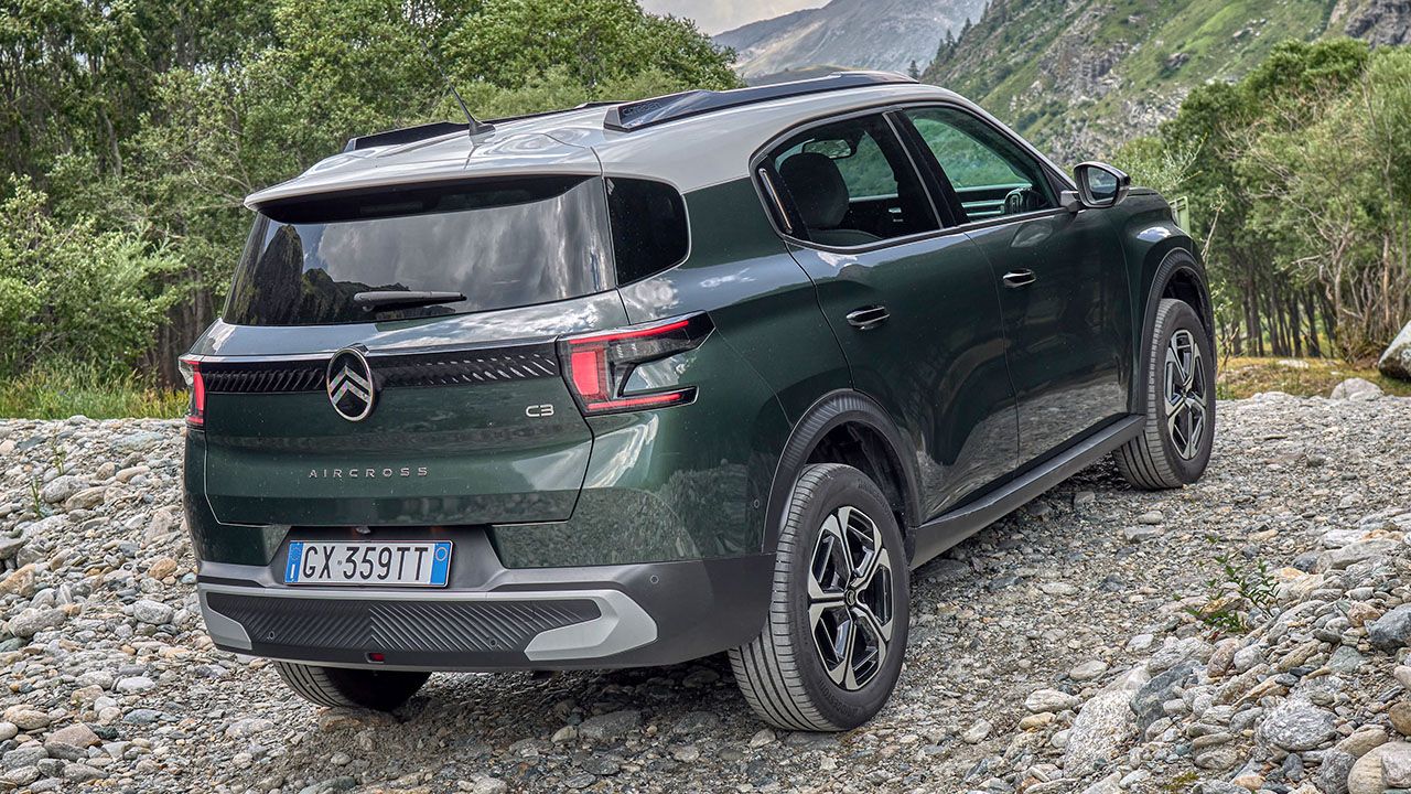 Vista lateral trasera del Citroën C3 Aircross de gasolina en la montaña