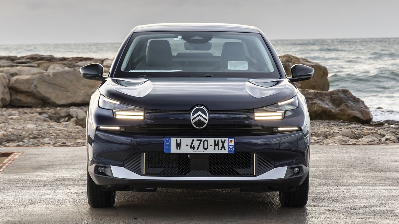 Vista frontal del Citroën ë-C4 X con acabado Max