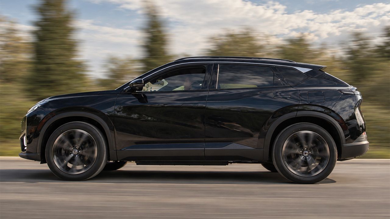 Más grande que un Opel Grandland PHEV, cuesta 15.000 € menos y hace 89 km sin gastar gasolina, así es este SUV con «todo incluido»
