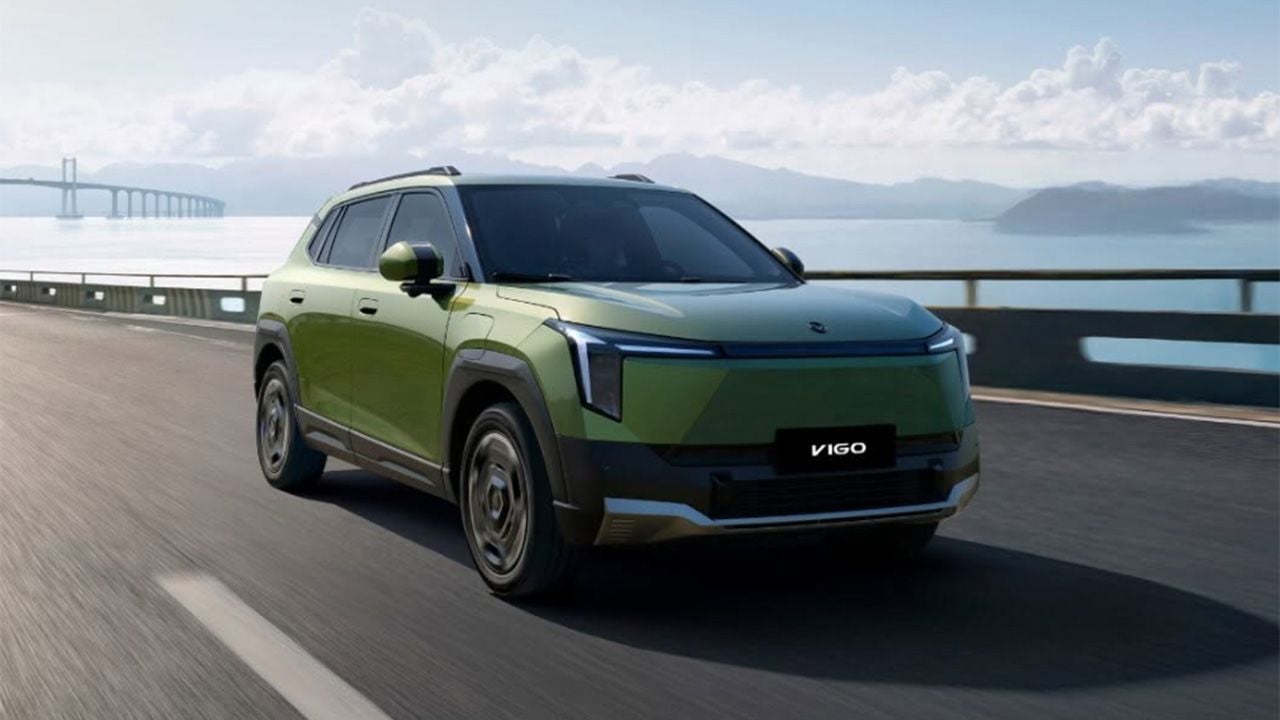 Vista frontal lateral del Dongfeng Vigo en color verde circulando por carretera