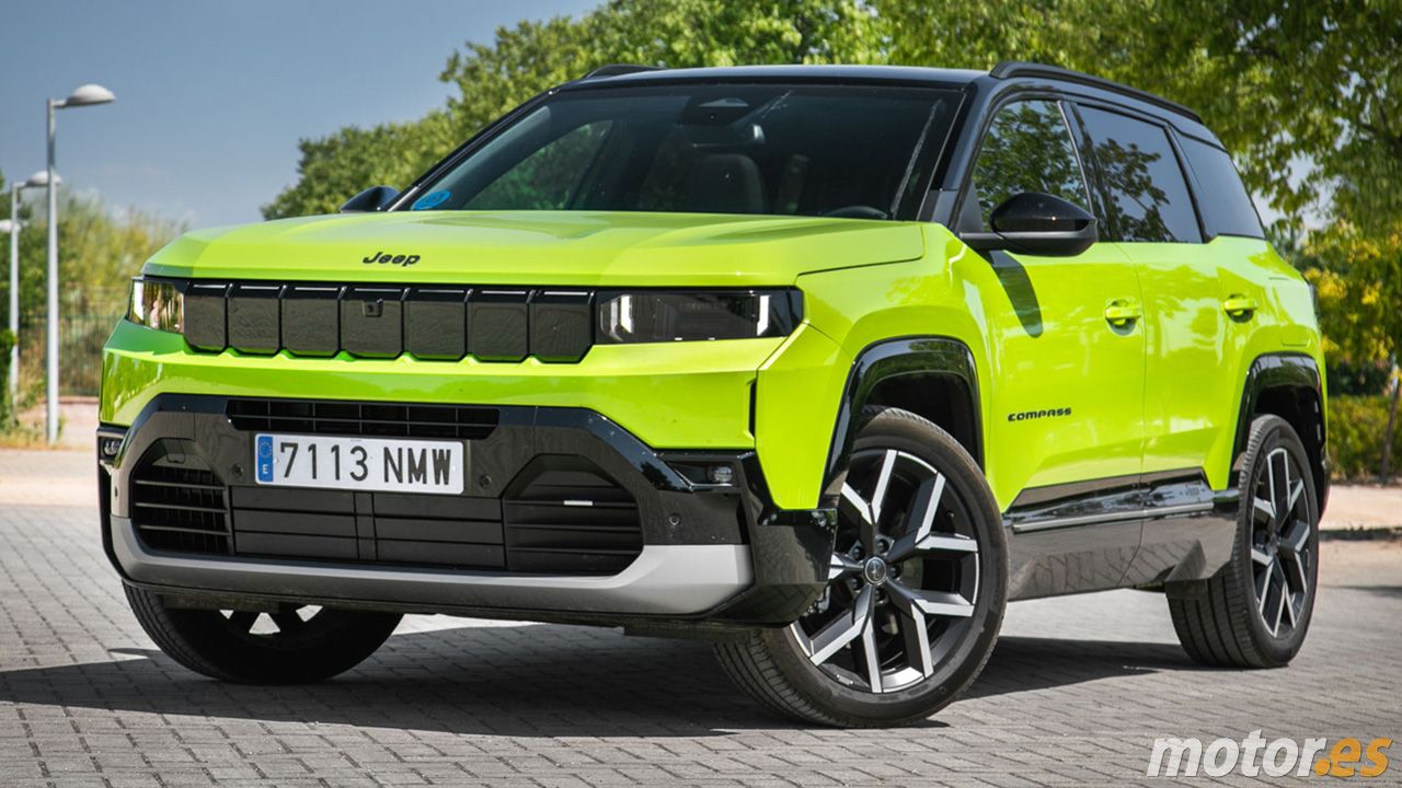 Vista frontal del Jeep Compass Plug-in Hybrid en color verde Hawaii y techo negro