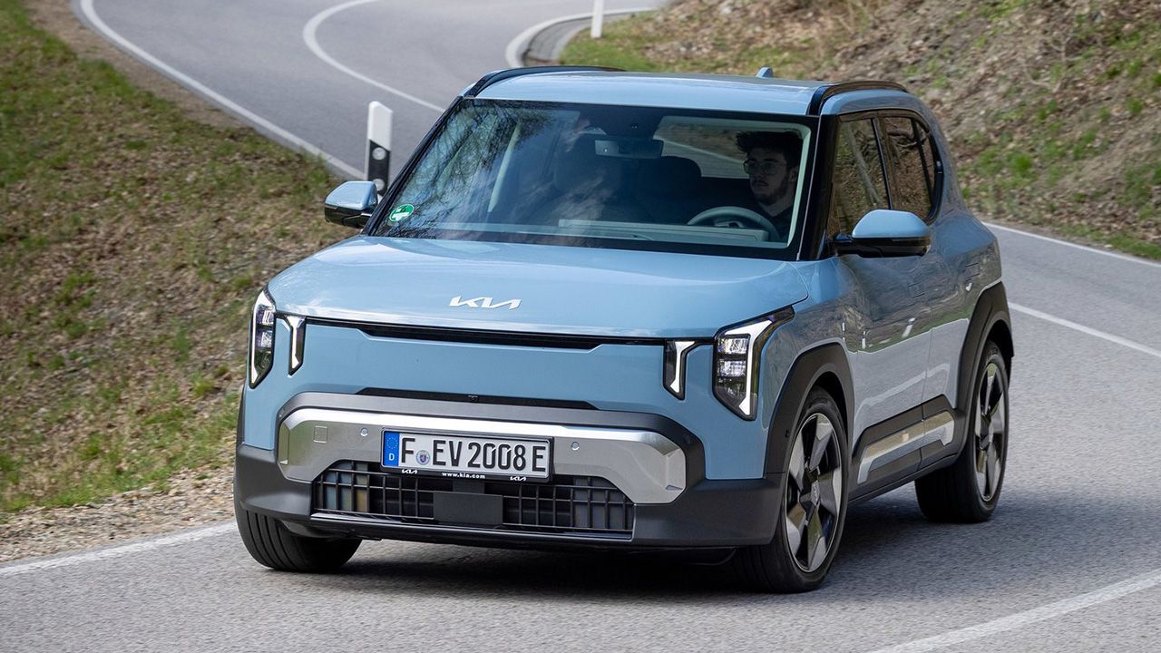 Cuesta menos que el Renault 4 y tiene mejor autonomía, el KIA EV2 más barato entra en la batalla con 3.200 € de rebaja