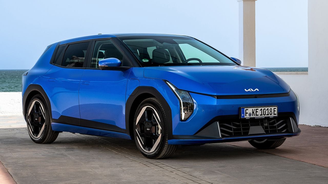 Vista frontal lateral del KIA EV4 en color azul y carrocería Hatchback