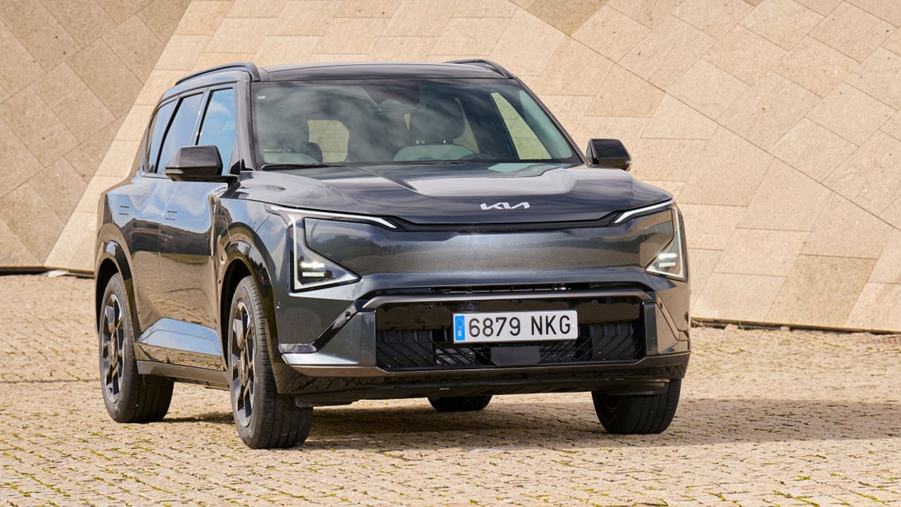 Vista frontal del KIA EV5 con acabado GT-line