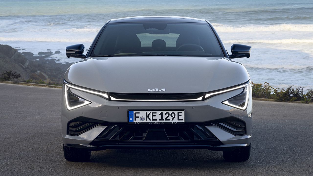 Vista frontal del KIA EV6 GT-line en color Wolf Grey