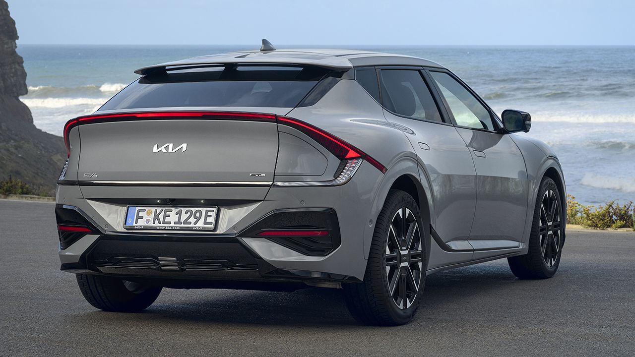 Vista trasera lateral del KIA EV6 con acabado GT-line y color Wolf Grey