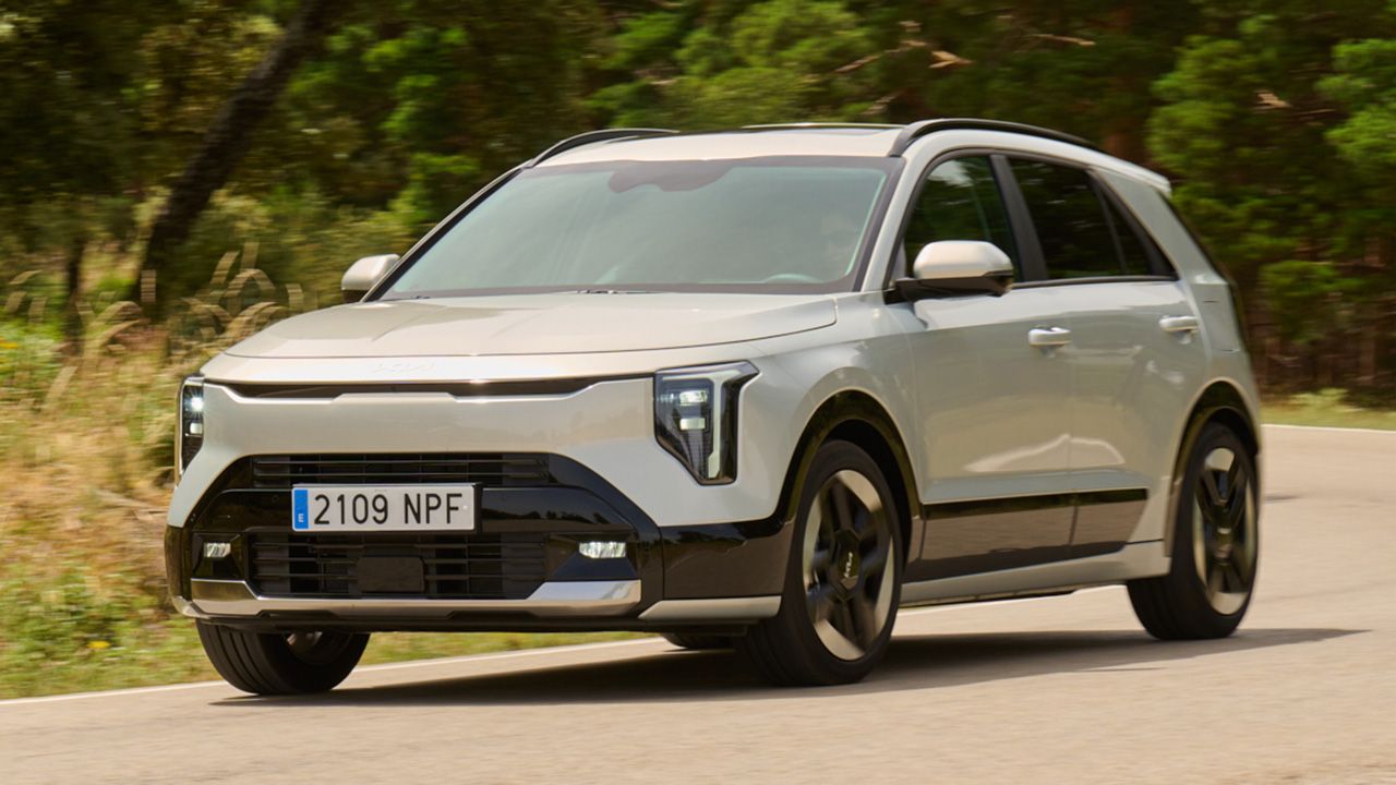 KIA Niro de color Ivory Silver y acabado Emotion circulando por carretera