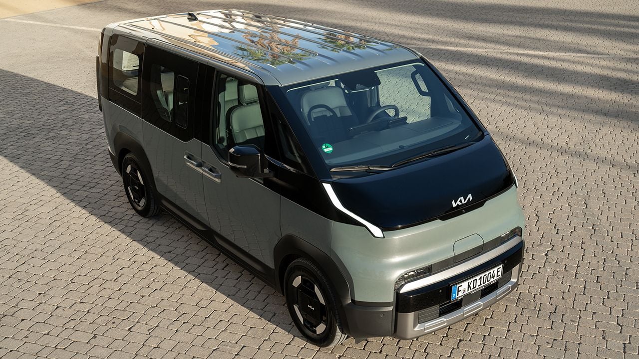 El Volkswagen ID. Buzz de KIA es 17.800 € más barato y tiene mejor maletero: el PV5 entra en modo chollo con 5.900 € de rebaja