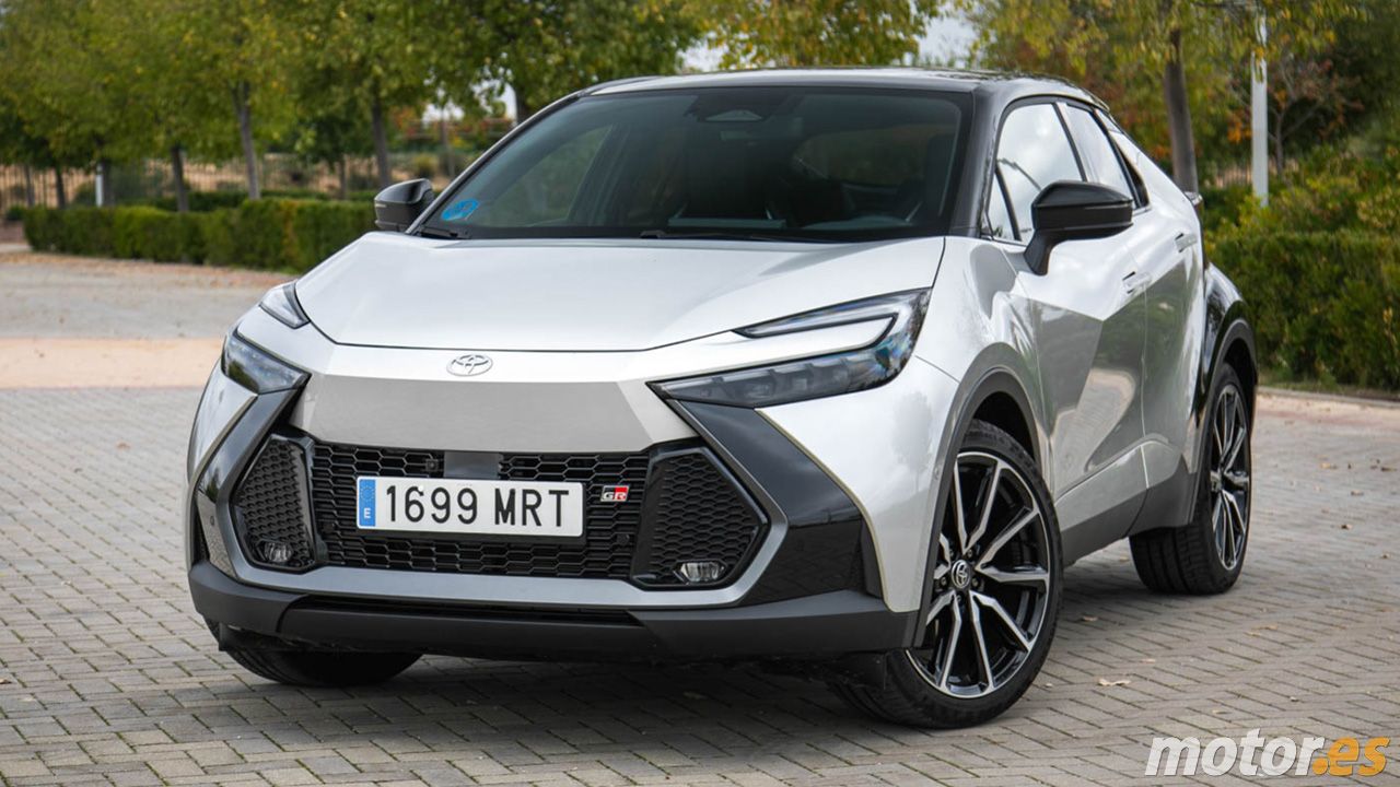 Vista frontal del Toyota C-HR Plug-in Hybrid con acabado GR Sport