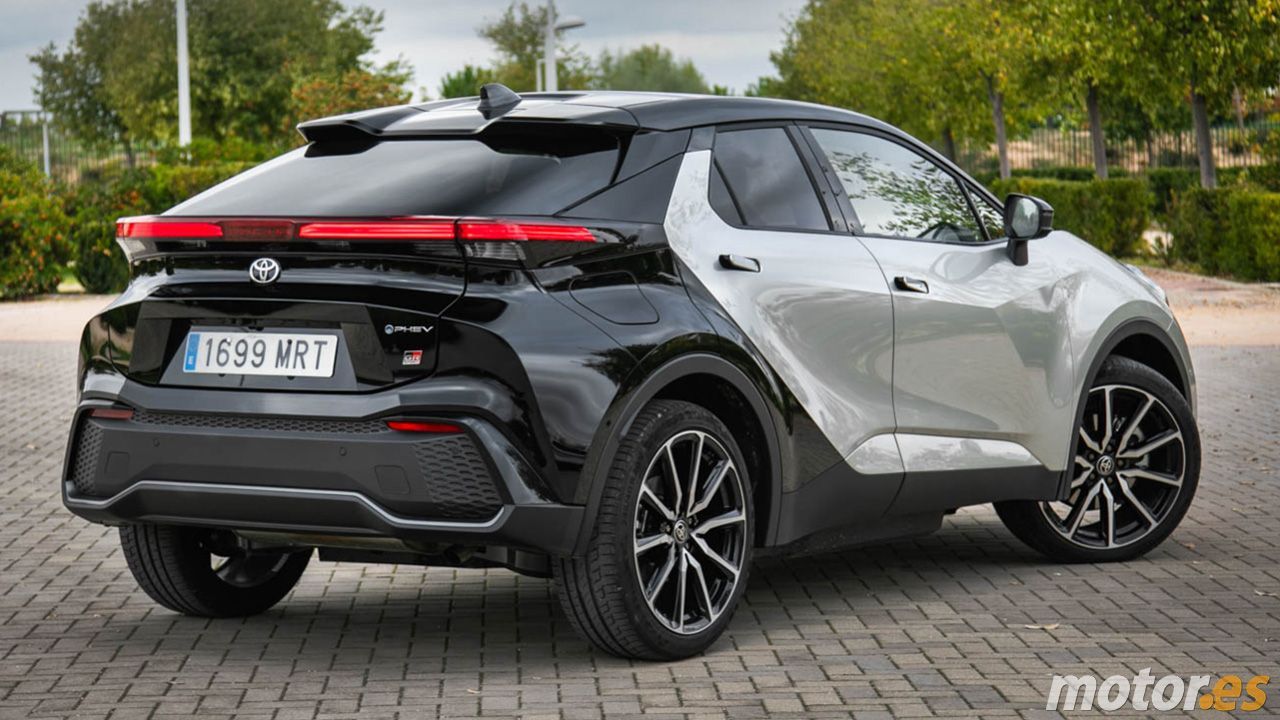 Vista trasera lateral del Toyota C-HR Plug-in Hybrid con acabado GR Sport