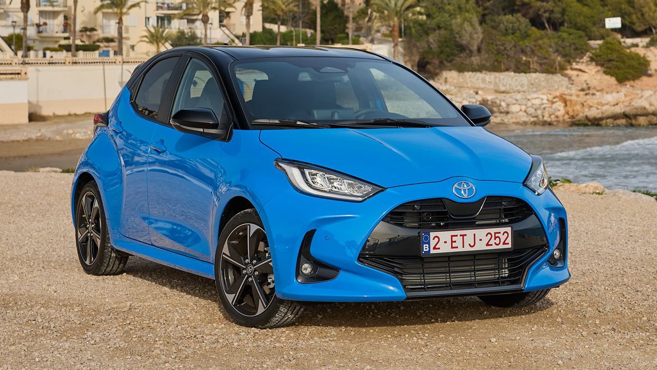 Vista frontal lateral del Toyota Yaris Hybrid