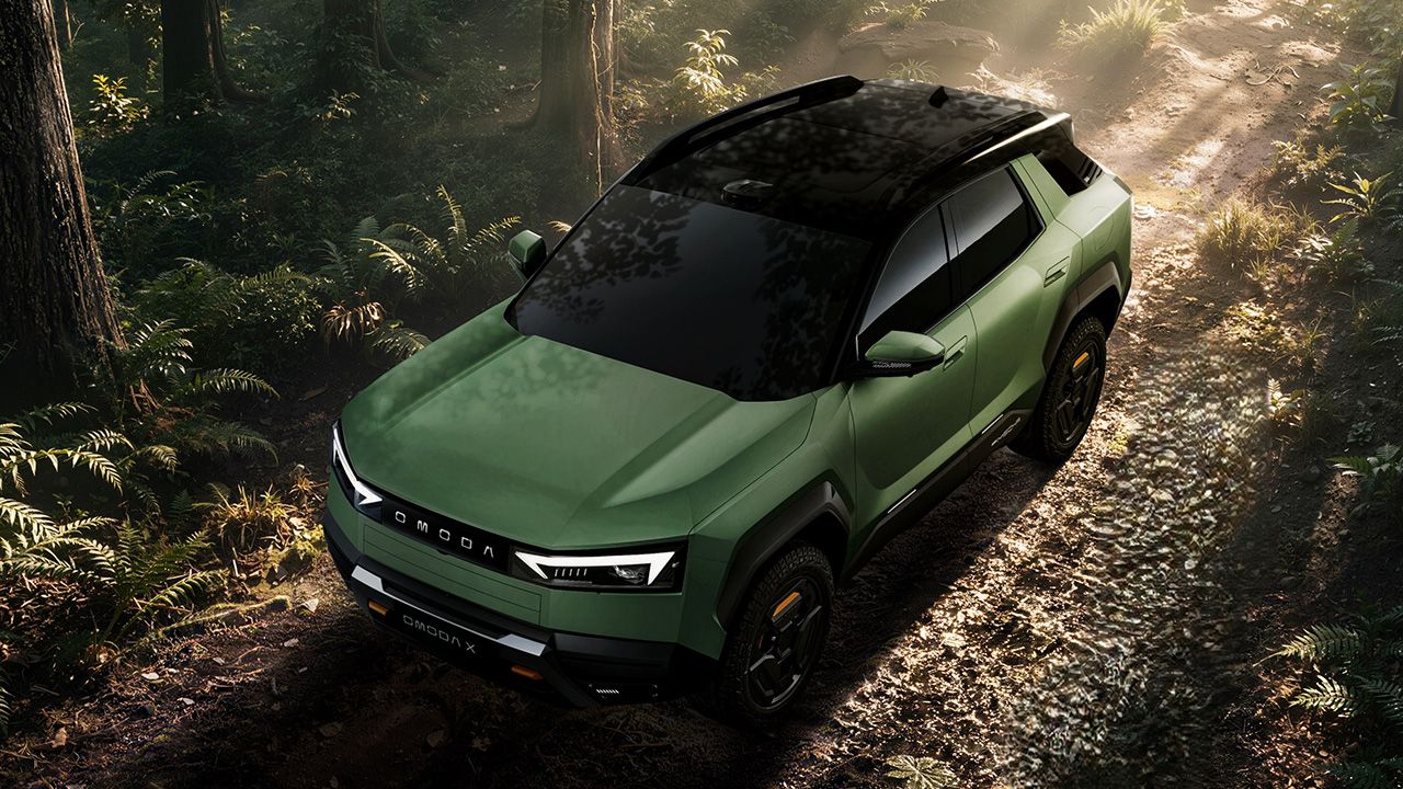 Vista superior del Omoda X en color verde con techo negro en un bosque