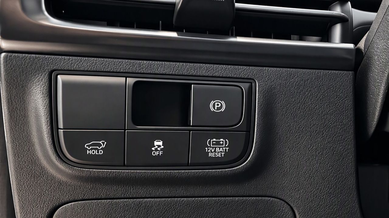 Detalle del botón «12V BATT RESET» en los Hyundai híbridos.
